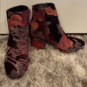 VINTAGE VELOUR BOOTIES
